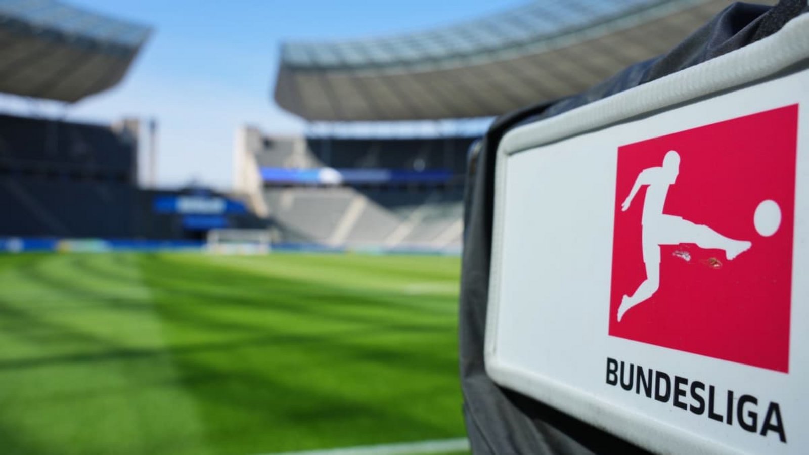 Die Fußballfans fiebern dem Start der Bundesliga-Saison 2026/27 entgegen.Soeren Stache/dpa
