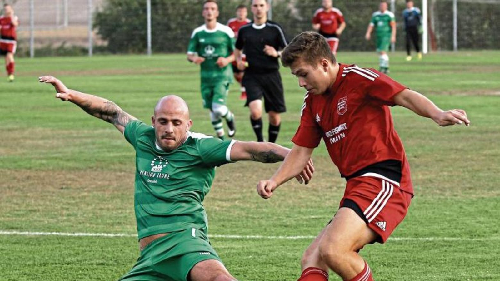 Hier trennt zwar der Sternenfelser Jens Barbara (links) Marvin Prohaska vom Ball, doch der Großglattbacher Angreifer trifft zum 1:0 und feiert mit seinem Team einen 6:2-Sieg. Foto: Küppers