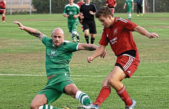 Hier trennt zwar der Sternenfelser Jens Barbara (links) Marvin Prohaska vom Ball, doch der Großglattbacher Angreifer trifft zum 1:0 und feiert mit seinem Team einen 6:2-Sieg. Foto: Küppers
