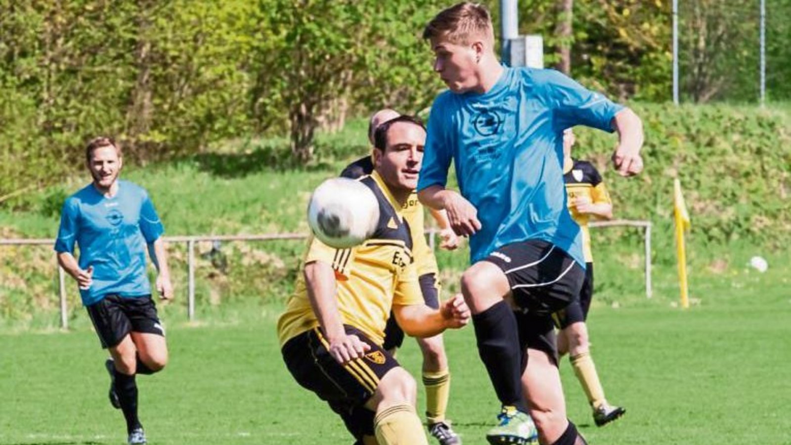 Gegen Häfnerhaslachs Maik Kheim (von rechts) kommt Marc Eiberger einen Schritt zu spät. In der Regel ist der Abwehrchef des TSV Ensingen aber immer zur Stelle. Foto: Simecek Gegen Häfnerhaslachs Maik Kheim (von rechts) kommt Marc Eiberger einen Schritt zu spät. In der Regel ist der Abwehrchef des TSV Ensingen aber immer zur Stelle. Foto: Simecek