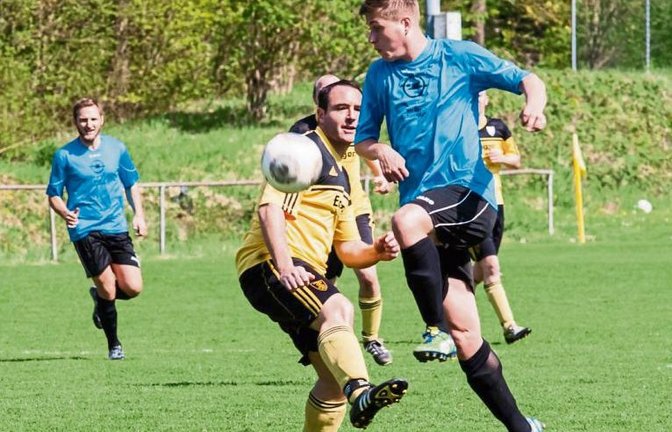 Gegen Häfnerhaslachs Maik Kheim (von rechts) kommt Marc Eiberger einen Schritt zu spät. In der Regel ist der Abwehrchef des TSV Ensingen aber immer zur Stelle. Foto: Simecek