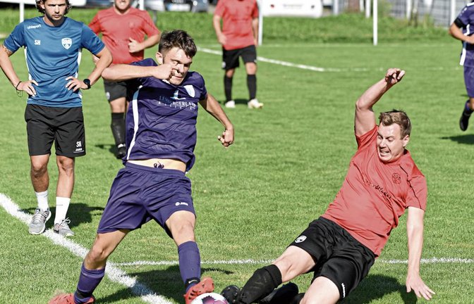 Gegen die SGM Hohenhaslach/Freudental wird es für Louis Wäbisch (links) und die SGM Roßwag/Mühlhausen kaum Räume geben, ist sich Thomas Renz, Trainer der Spielgemeinschaft von der Enz, sicher. Foto: Leitner