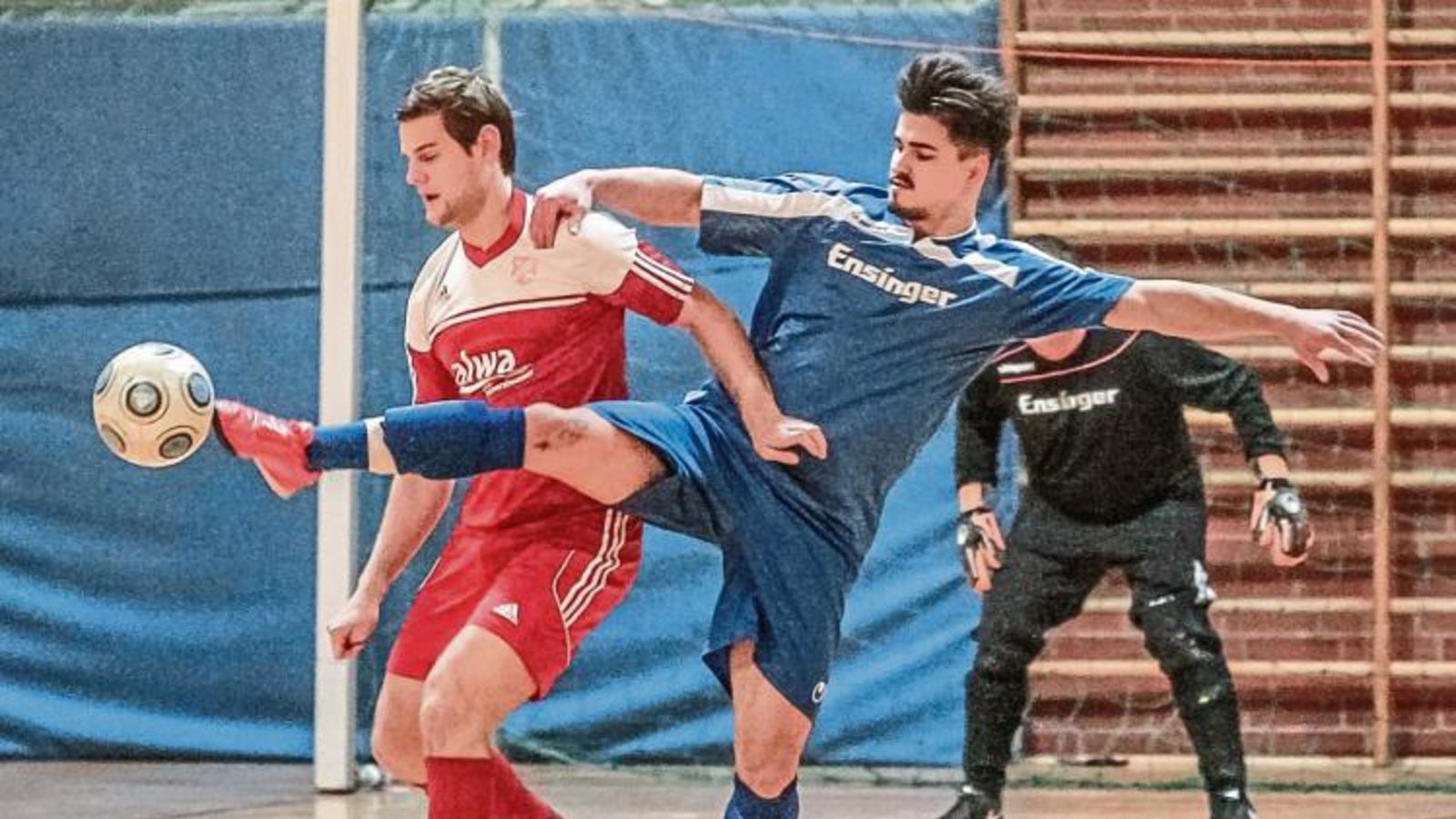 Der FC Gündelbach (rechts Waldemar Grinko) hat gegen die SGM Hohenhaslach/Freudental mit 0:4 verloren. Dennis Nissan und seine Mitspieler holten sich den zweiten Platz. Foto: Simecek Der FC Gündelbach (rechts Waldemar Grinko) hat gegen die SGM Hohenhaslach/Freudental mit 0:4 verloren. Dennis Nissan und seine Mitspieler holten sich den zweiten Platz. Foto: Simecek
