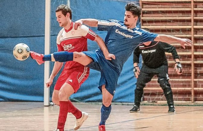 Der FC Gündelbach (rechts Waldemar Grinko) hat gegen die SGM Hohenhaslach/Freudental mit 0:4 verloren. Dennis Nissan und seine Mitspieler holten sich den zweiten Platz. Foto: Simecek