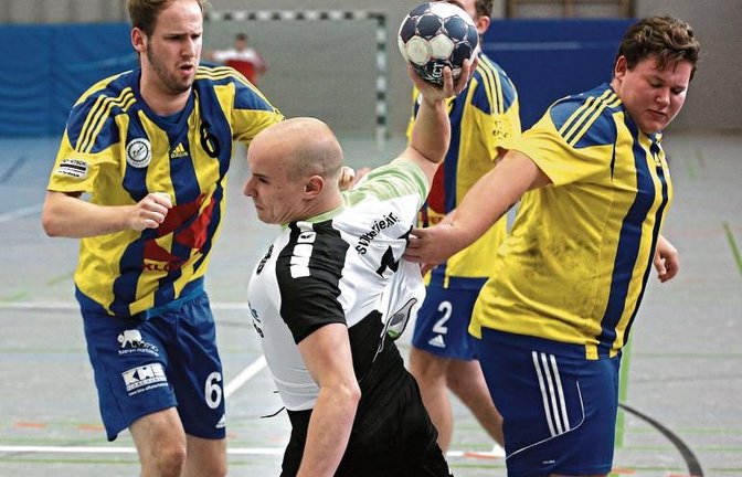 Max Roll setzt sich gegen drei Gäste durch – Oberriexingen gewinnt mit 29:20. Foto: Küppers