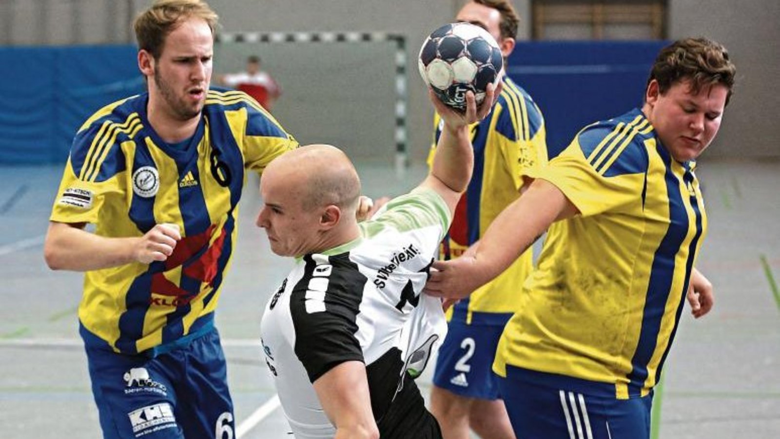 Max Roll setzt sich gegen drei Gäste durch – Oberriexingen gewinnt mit 29:20. Foto: Küppers Max Roll setzt sich gegen drei Gäste durch – Oberriexingen gewinnt mit 29:20. Foto: Küppers