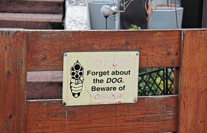 Vor dem Hund muss man sich in diesem Enzweihinger Haus nicht in Acht nehmen – wohl aber vor dem Besitzer.  Foto: Rostek