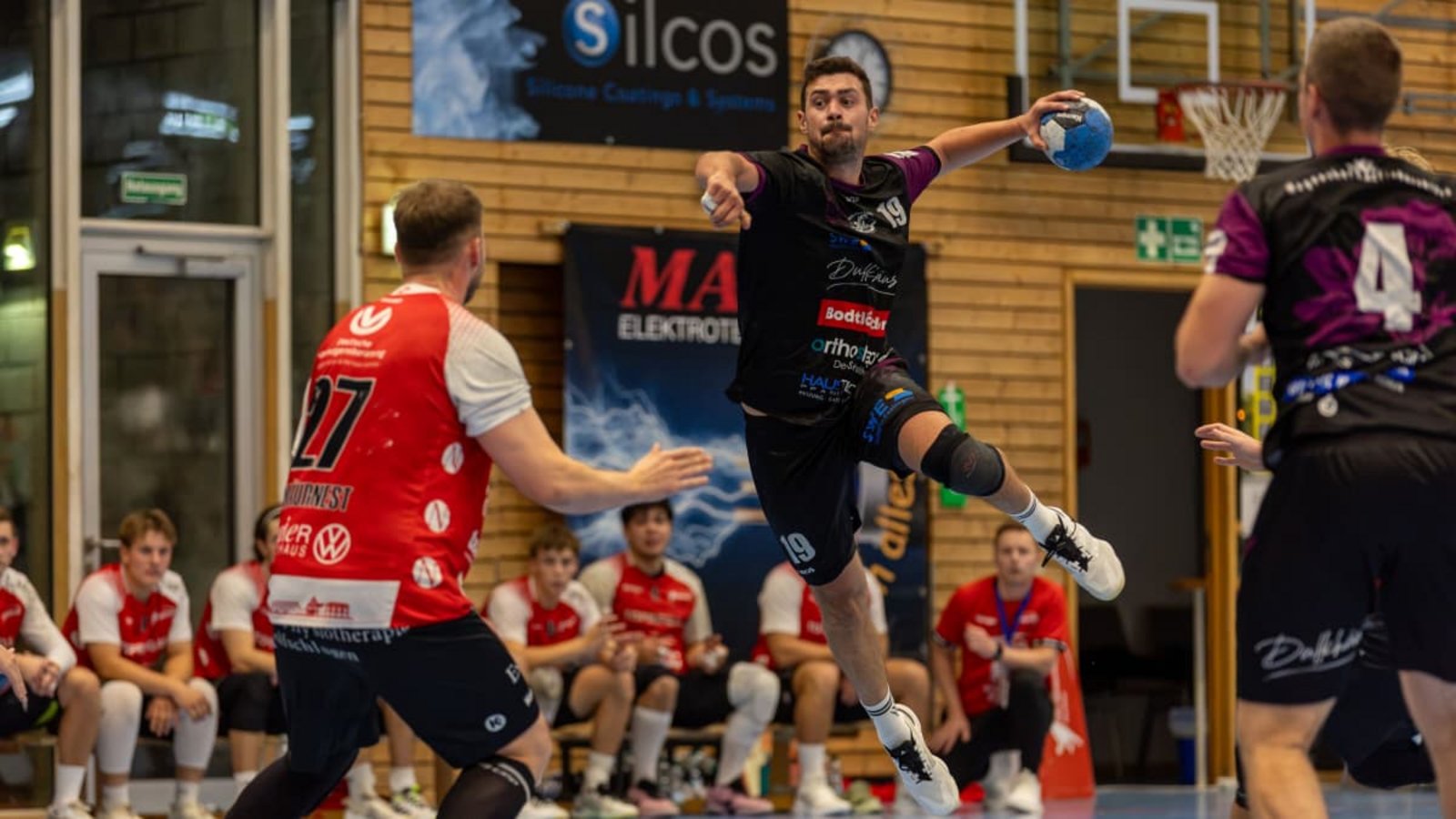 Benjamin Hahnloser steigt hoch und trifft im Oberliga-Derby neun Mal für die SG Hegensberg/Liebersbronn.Michael Treutner Benjamin Hahnloser steigt hoch und trifft im Oberliga-Derby neun Mal für die SG Hegensberg/Liebersbronn.Michael Treutner