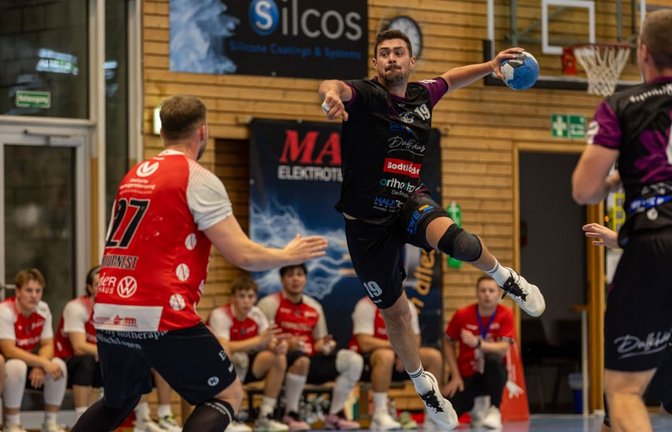 Benjamin Hahnloser steigt hoch und trifft im Oberliga-Derby neun Mal für die SG Hegensberg/Liebersbronn.<span class='image-autor'>Michael Treutner</span>