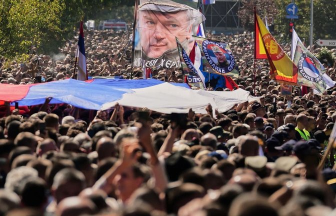 Tausende Menschen haben am Montag in Belgrad den verstorbenen Kriegsverbrecher Ratko Mladic geehrt.<span class='image-autor'>Darko Vojinovic/AP/dpa</span>