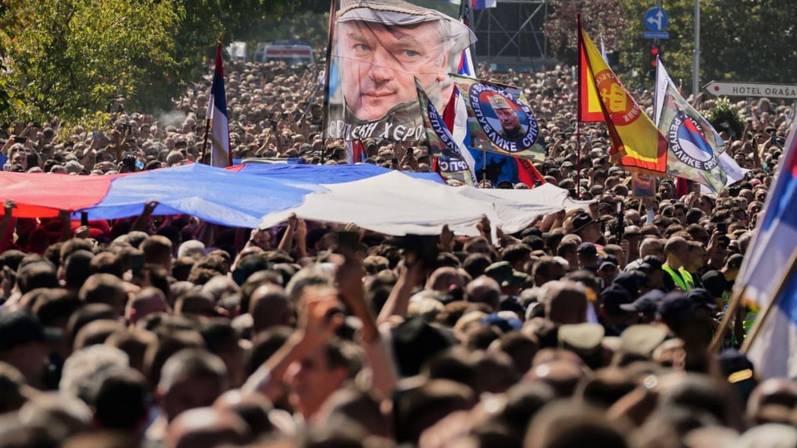 Tausende Menschen haben am Montag in Belgrad den verstorbenen Kriegsverbrecher Ratko Mladic geehrt.Darko Vojinovic/AP/dpa Tausende Menschen haben am Montag in Belgrad den verstorbenen Kriegsverbrecher Ratko Mladic geehrt.Darko Vojinovic/AP/dpa