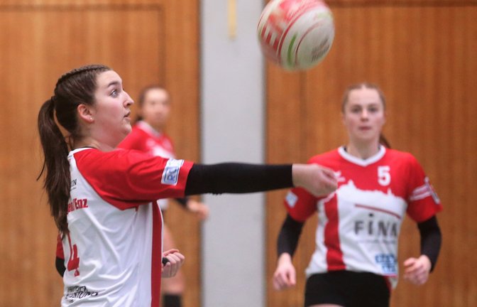 Lisa Knodel (links) legt einen Ball für Schlagfrau Ricarda Stübbe auf. <span class='image-autor'>Foto: Archiv/Küppers</span>