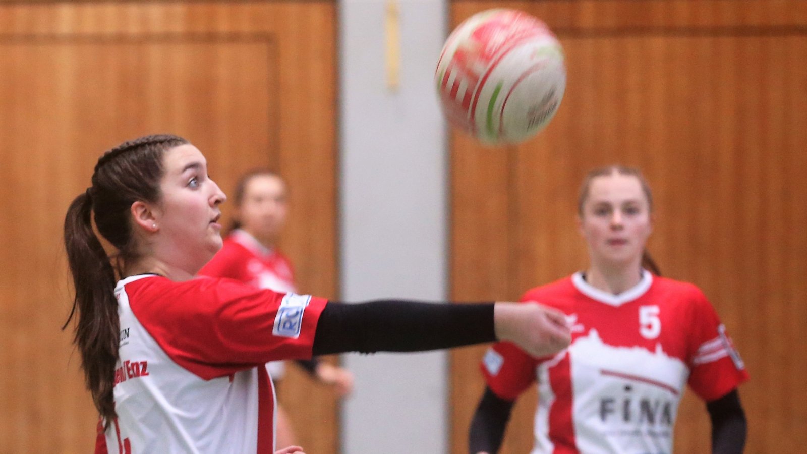 Lisa Knodel (links) legt einen Ball für Schlagfrau Ricarda Stübbe auf. Foto: Archiv/Küppers