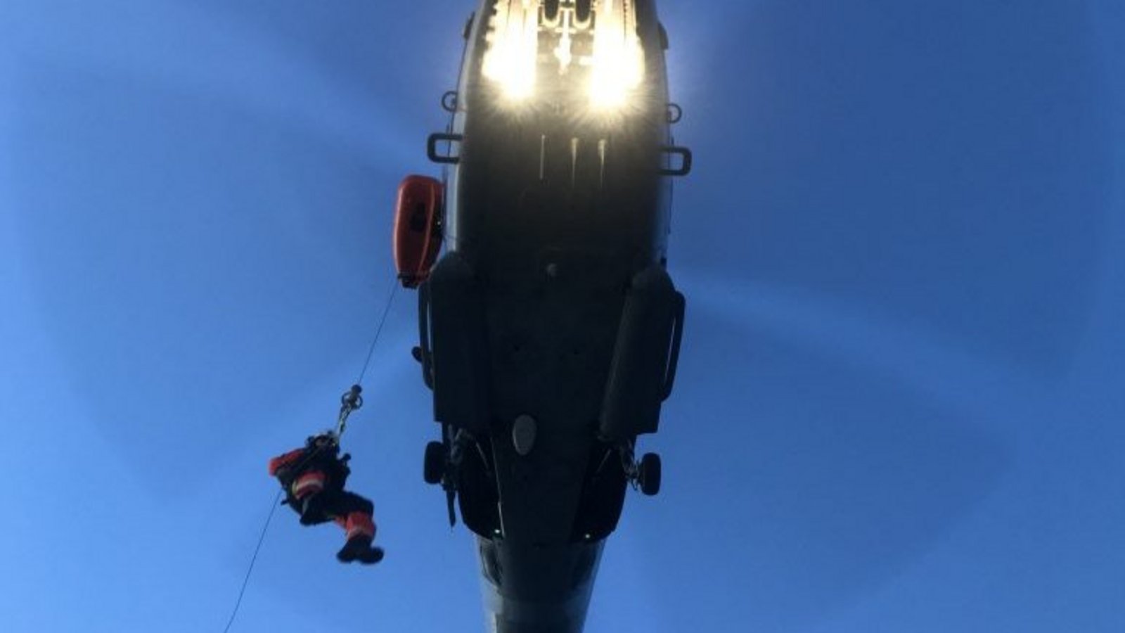 Der Hubschrauber der Offshore-Retter kann auch nachts fliegen. Foto: p
