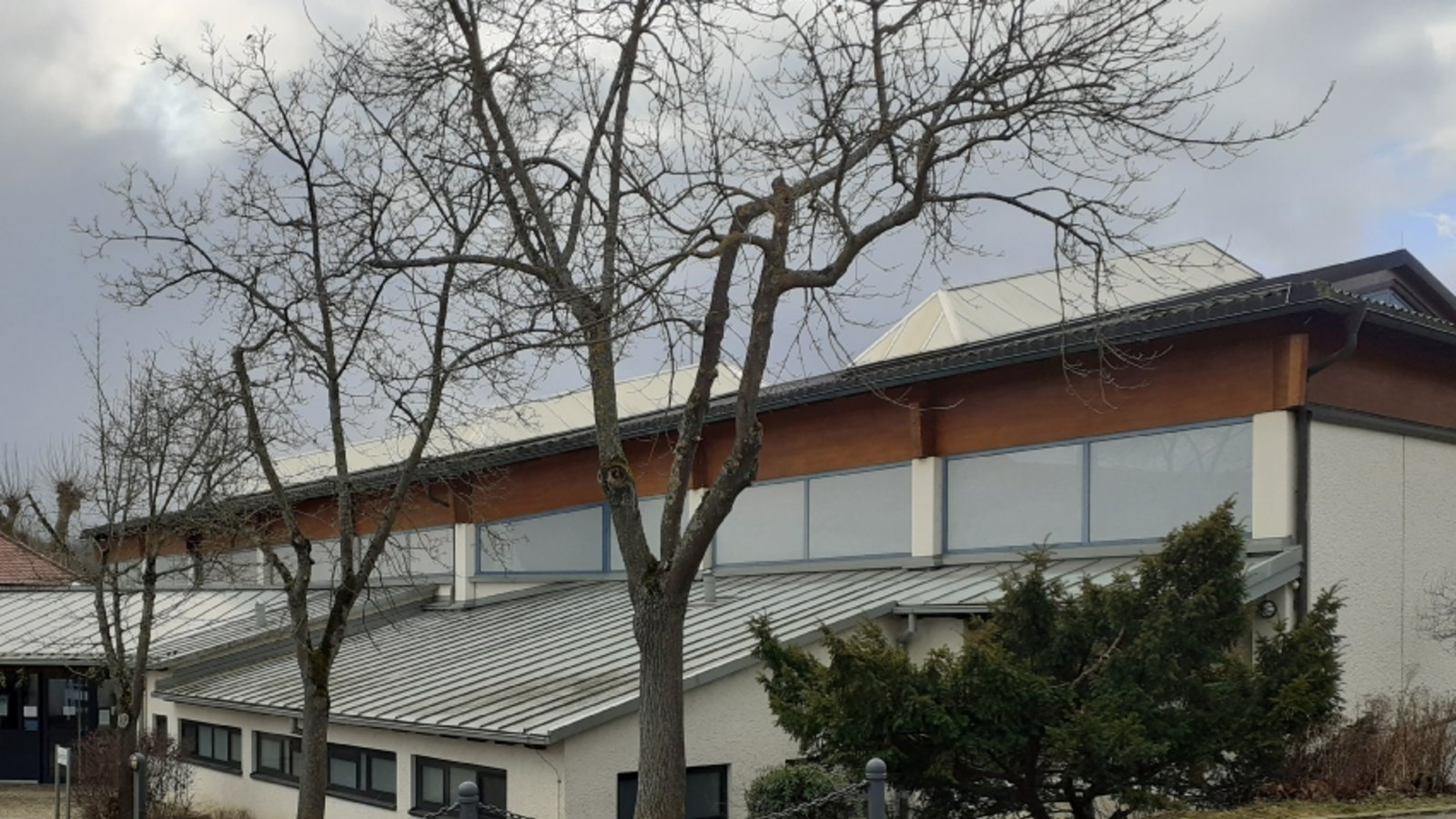 Das Dach der Sporthalle in Oberriexingen kann in diesem Jahr nicht erneuert werden, da keine Firmen ein Angebot für die erforderlichen Arbeiten abgeben wollten. Foto: Glemser