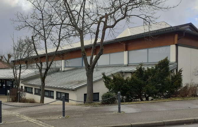 Das Dach der Sporthalle in Oberriexingen kann in diesem Jahr nicht erneuert werden, da keine Firmen ein Angebot für die erforderlichen Arbeiten abgeben wollten. <span class='image-autor'>Foto: Glemser</span>