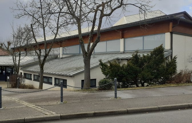 Das Dach der Sporthalle in Oberriexingen kann in diesem Jahr nicht erneuert werden, da keine Firmen ein Angebot für die erforderlichen Arbeiten abgeben wollten. <span class='image-autor'>Foto: Glemser</span>