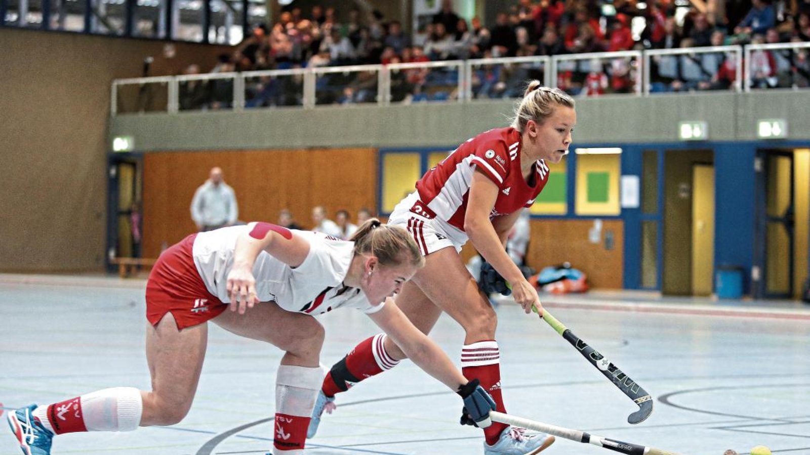 Greta Meissner (rechts) und die Bietigheimer Hockeyspielerinnen haben den ersten Sieg in der Bundesliga gefeiert. Foto: Archiv/Baumann Greta Meissner (rechts) und die Bietigheimer Hockeyspielerinnen haben den ersten Sieg in der Bundesliga gefeiert. Foto: Archiv/Baumann