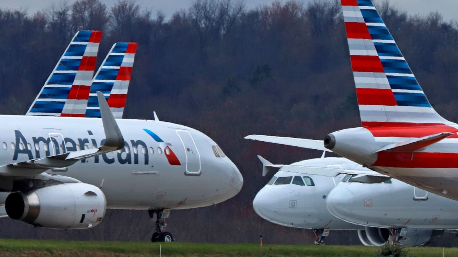 Flugzeuge der American Airlines stehen auf dem Pittsburgh International Airport.Gene J. Puskar/AP/dpa Flugzeuge der American Airlines stehen auf dem Pittsburgh International Airport.Gene J. Puskar/AP/dpa
