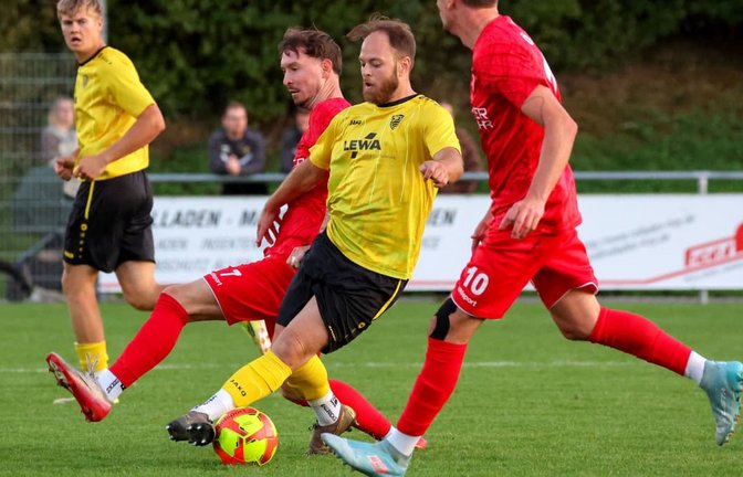 Feiner Fuß: Djellon Dragusha lässt im Spiel gegen den FV Löchgau die Gegenspieler Mario Andric (li.) und Peter Wiens (re.) stehen.<span class='image-autor'>Alexander Keppler</span>
