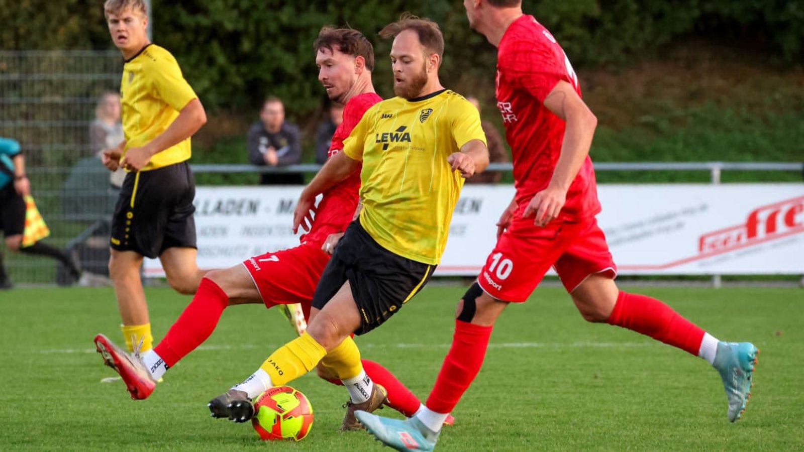 Feiner Fuß: Djellon Dragusha lässt im Spiel gegen den FV Löchgau die Gegenspieler Mario Andric (li.) und Peter Wiens (re.) stehen.Alexander Keppler Feiner Fuß: Djellon Dragusha lässt im Spiel gegen den FV Löchgau die Gegenspieler Mario Andric (li.) und Peter Wiens (re.) stehen.Alexander Keppler