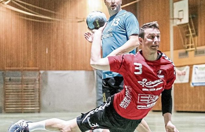 Sebastian Decker hat mit fünf Treffern zur letztlich doch knappen 27:33-Niederlage des HCME beim Tabellenführer TSF Ditzingen beigetragen. Foto: Archiv/Simecek