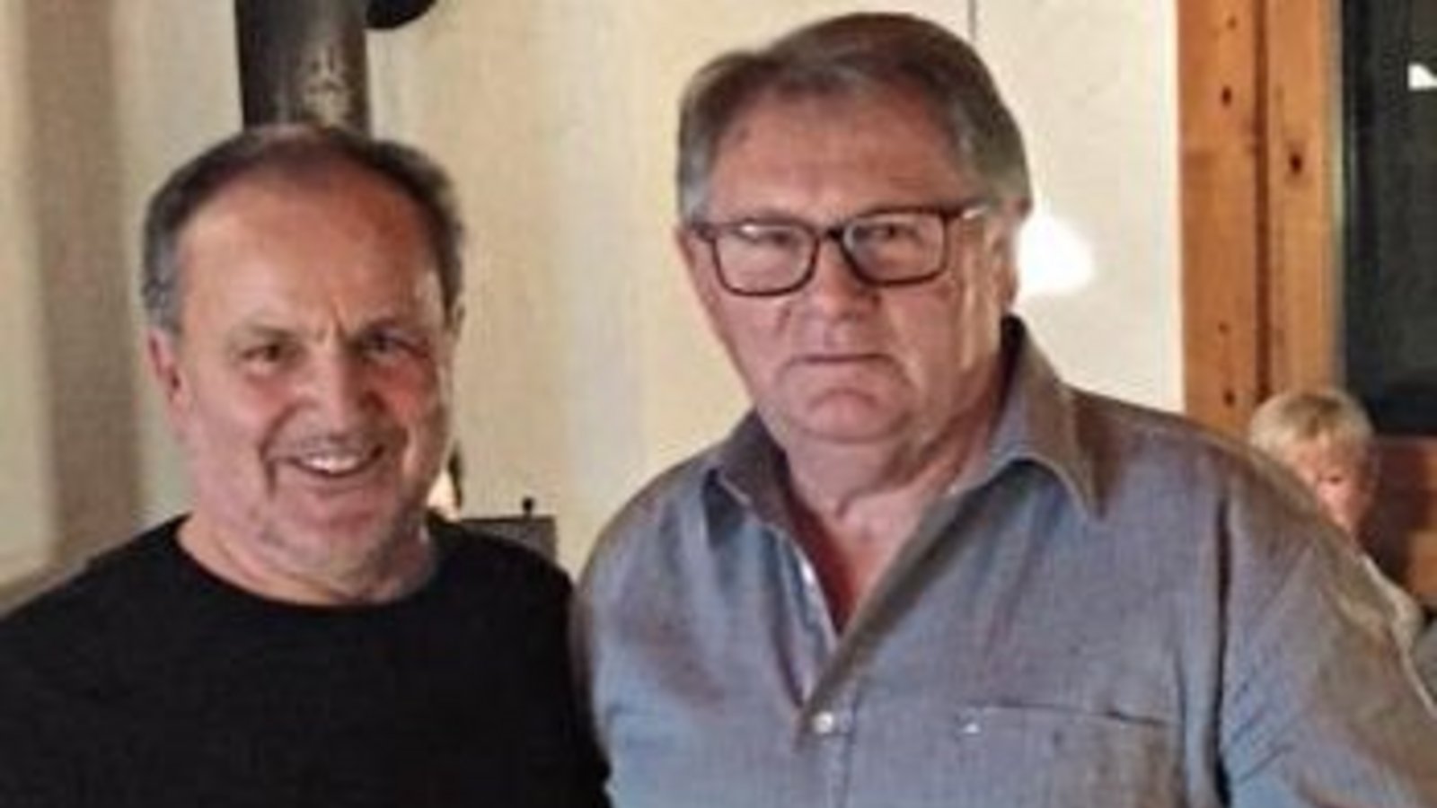 Karl Böhringer verabschiedet Platzwart Hans Frank.  Foto: p