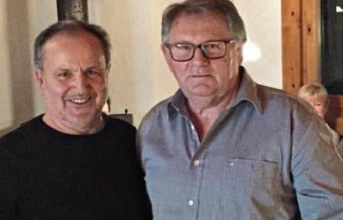 Karl Böhringer verabschiedet Platzwart Hans Frank.  Foto: p