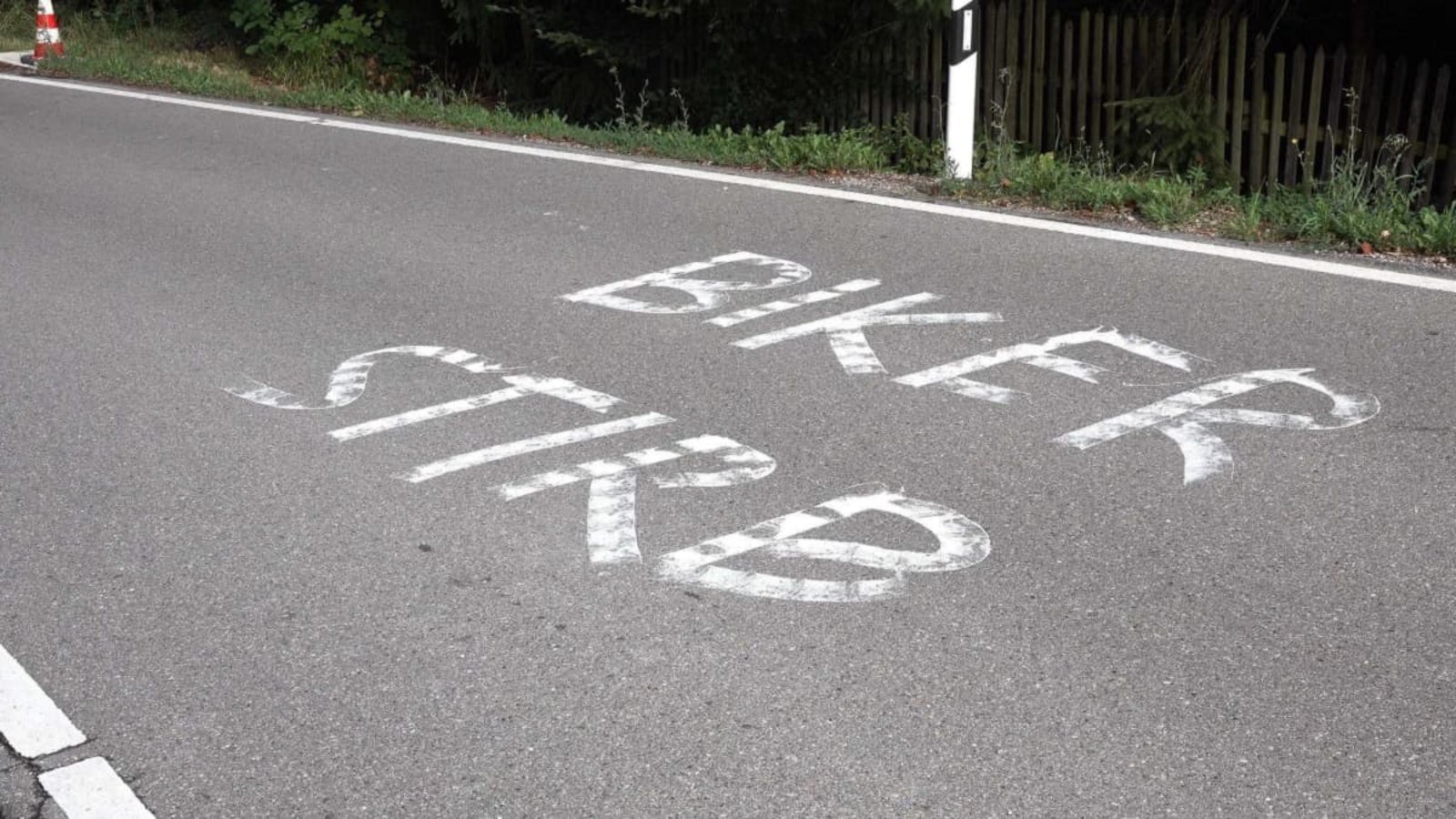 Auf mehreren beliebten Motorradtrecken im Rems-Murr-Kreis – hier zwischen Baach und Baltmannsweiler – sind am Wochenende Morddrohungen auf die Straße geschmiert worden.Blaulichtzentrale/Kevin Lermer