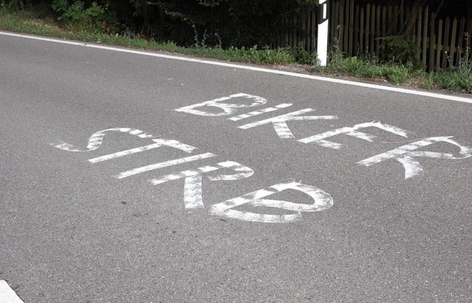 Auf mehreren beliebten Motorradtrecken im Rems-Murr-Kreis – hier zwischen Baach und Baltmannsweiler – sind am Wochenende Morddrohungen auf die Straße geschmiert worden.<span class='image-autor'>Blaulichtzentrale/Kevin Lermer</span>