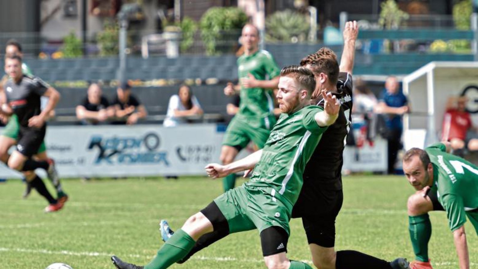 Kleinglattbachs Florian Rother (vorne) muss sich mächtig strecken, um vor Sachsenheims Johannes Gronbach an den Ball zu kommen. Foto: Leitner Kleinglattbachs Florian Rother (vorne) muss sich mächtig strecken, um vor Sachsenheims Johannes Gronbach an den Ball zu kommen. Foto: Leitner