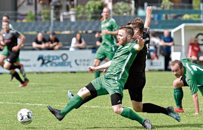 Kleinglattbachs Florian Rother (vorne) muss sich mächtig strecken, um vor Sachsenheims Johannes Gronbach an den Ball zu kommen. Foto: Leitner