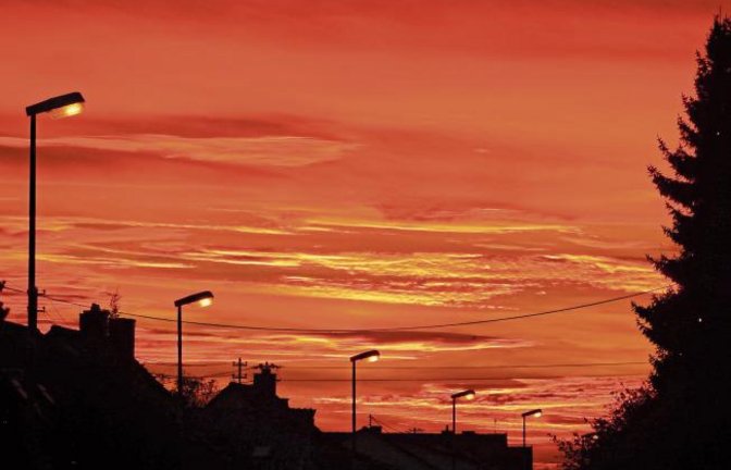 Steht etwa der abendliche Himmel im Flammen oder sind die Engel schon am Plätzchenbacken? Gesehen in Vaihingen. Foto: Arning
