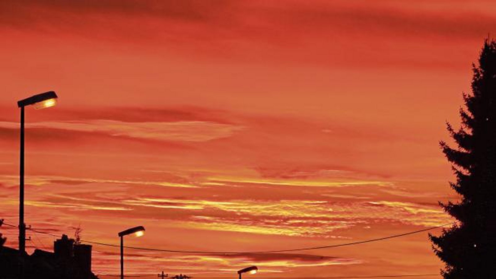 Steht etwa der abendliche Himmel im Flammen oder sind die Engel schon am Plätzchenbacken? Gesehen in Vaihingen. Foto: Arning Steht etwa der abendliche Himmel im Flammen oder sind die Engel schon am Plätzchenbacken? Gesehen in Vaihingen. Foto: Arning