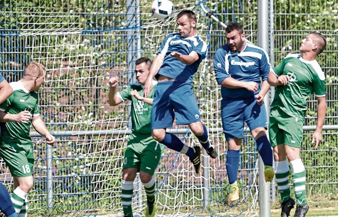 Pajtim Ajeti (Mitte) erzielt bereits in der 6. Minute das 2:0 für den FC Gündelbach gegen den SV Sternenfels. Foto: Leitner