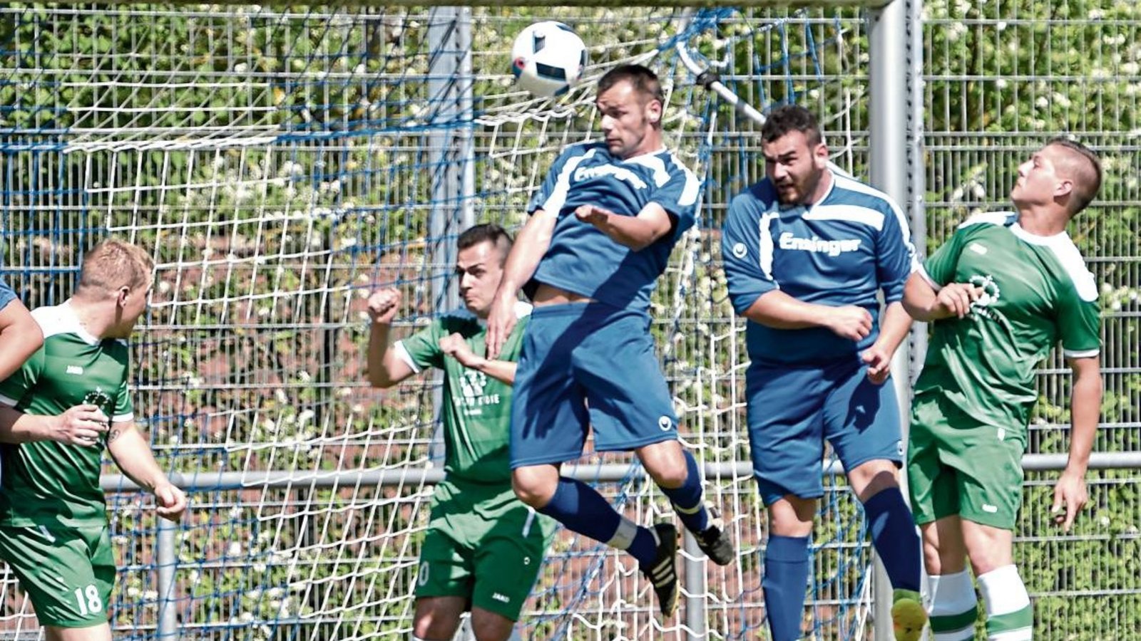 Pajtim Ajeti (Mitte) erzielt bereits in der 6. Minute das 2:0 für den FC Gündelbach gegen den SV Sternenfels. Foto: Leitner Pajtim Ajeti (Mitte) erzielt bereits in der 6. Minute das 2:0 für den FC Gündelbach gegen den SV Sternenfels. Foto: Leitner