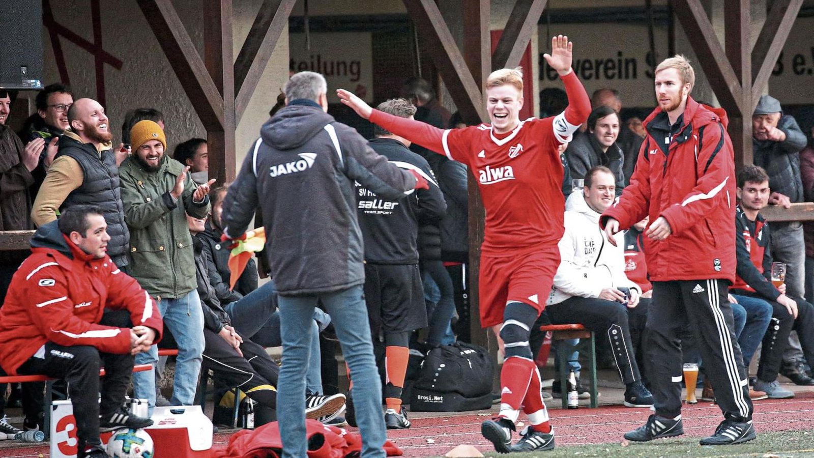 SGM-Kapitän Maximilian Walther bejubelt seinen sehenswerten Treffer beim Anstoß nach der Halbzeitpause. Den Zwei-Tore-Rückstand zu drehen, gelang dem SV Walheim nicht mehr. Foto: Küppers SGM-Kapitän Maximilian Walther bejubelt seinen sehenswerten Treffer beim Anstoß nach der Halbzeitpause. Den Zwei-Tore-Rückstand zu drehen, gelang dem SV Walheim nicht mehr. Foto: Küppers