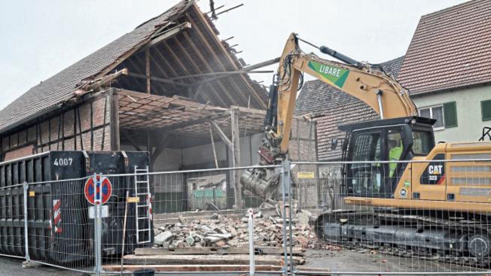 Die Enzweihinger Kelter wird abgrissen. Foto: Schwenk-Fischer
