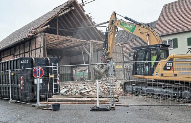 Die Enzweihinger Kelter wird abgrissen. Foto: Schwenk-Fischer