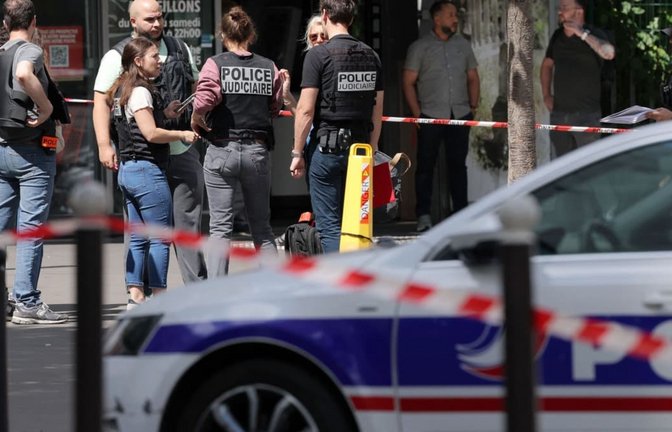 Die Kriminalpolizei ist in einem abgesperrten Bereich im Einsatz, nachdem ein mit einem Messer bewaffneter Mann drei Frauen verletzt hat. Ein Polizeibeamter habe den Angreifer in seiner Freizeit überwältigt und festgenommen, sagte Frankreichs Innenminister Laurent Nuñez.<span class='image-autor'>Kenzo Tribouillard/AFP/dpa</span>
