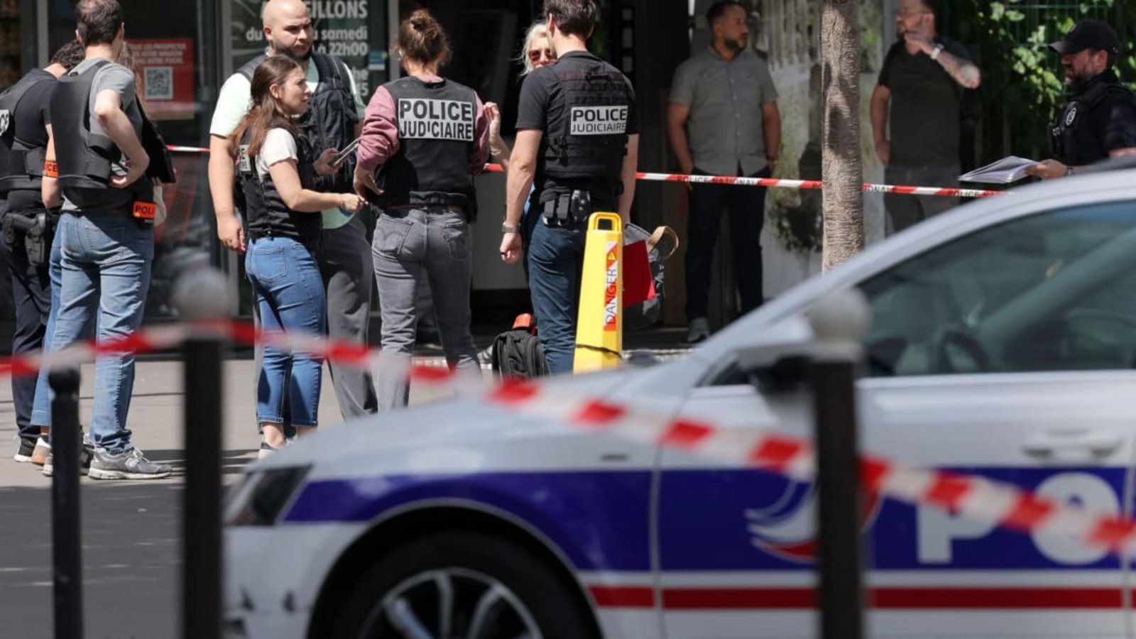 Die Kriminalpolizei ist in einem abgesperrten Bereich im Einsatz, nachdem ein mit einem Messer bewaffneter Mann drei Frauen verletzt hat. Ein Polizeibeamter habe den Angreifer in seiner Freizeit überwältigt und festgenommen, sagte Frankreichs Innenminister Laurent Nuñez.Kenzo Tribouillard/AFP/dpa Die Kriminalpolizei ist in einem abgesperrten Bereich im Einsatz, nachdem ein mit einem Messer bewaffneter Mann drei Frauen verletzt hat. Ein Polizeibeamter habe den Angreifer in seiner Freizeit überwältigt und festgenommen, sagte Frankreichs Innenminister Laurent Nuñez.Kenzo Tribouillard/AFP/dpa