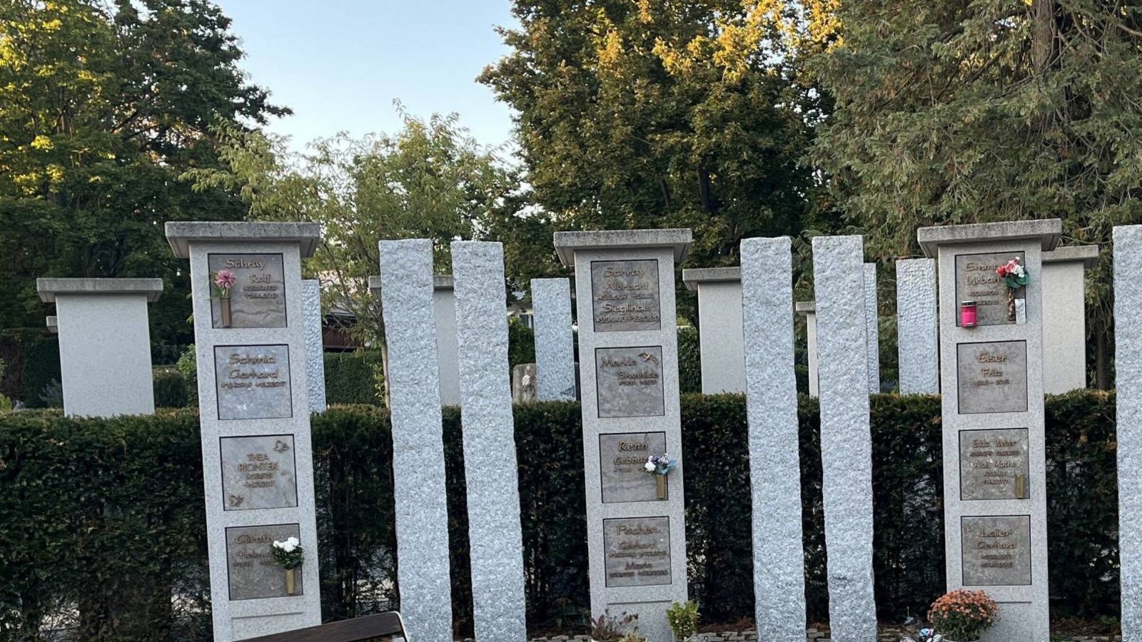 Auch für Bestattungen in der Urnenstele auf dem Oberriexinger Friedhof werden die Kosten steigen. Foto: Glemser Auch für Bestattungen in der Urnenstele auf dem Oberriexinger Friedhof werden die Kosten steigen. Foto: Glemser