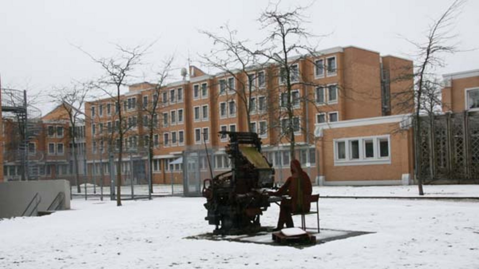 Die alte Druckmaschine wird zur Kunst im Gefängnisgelände, der Schlüssel muss immer griffbereit sein und ein Blick in den Mehrzweckraum. Fotos: Rücker Die alte Druckmaschine wird zur Kunst im Gefängnisgelände, der Schlüssel muss immer griffbereit sein und ein Blick in den Mehrzweckraum. Fotos: Rücker