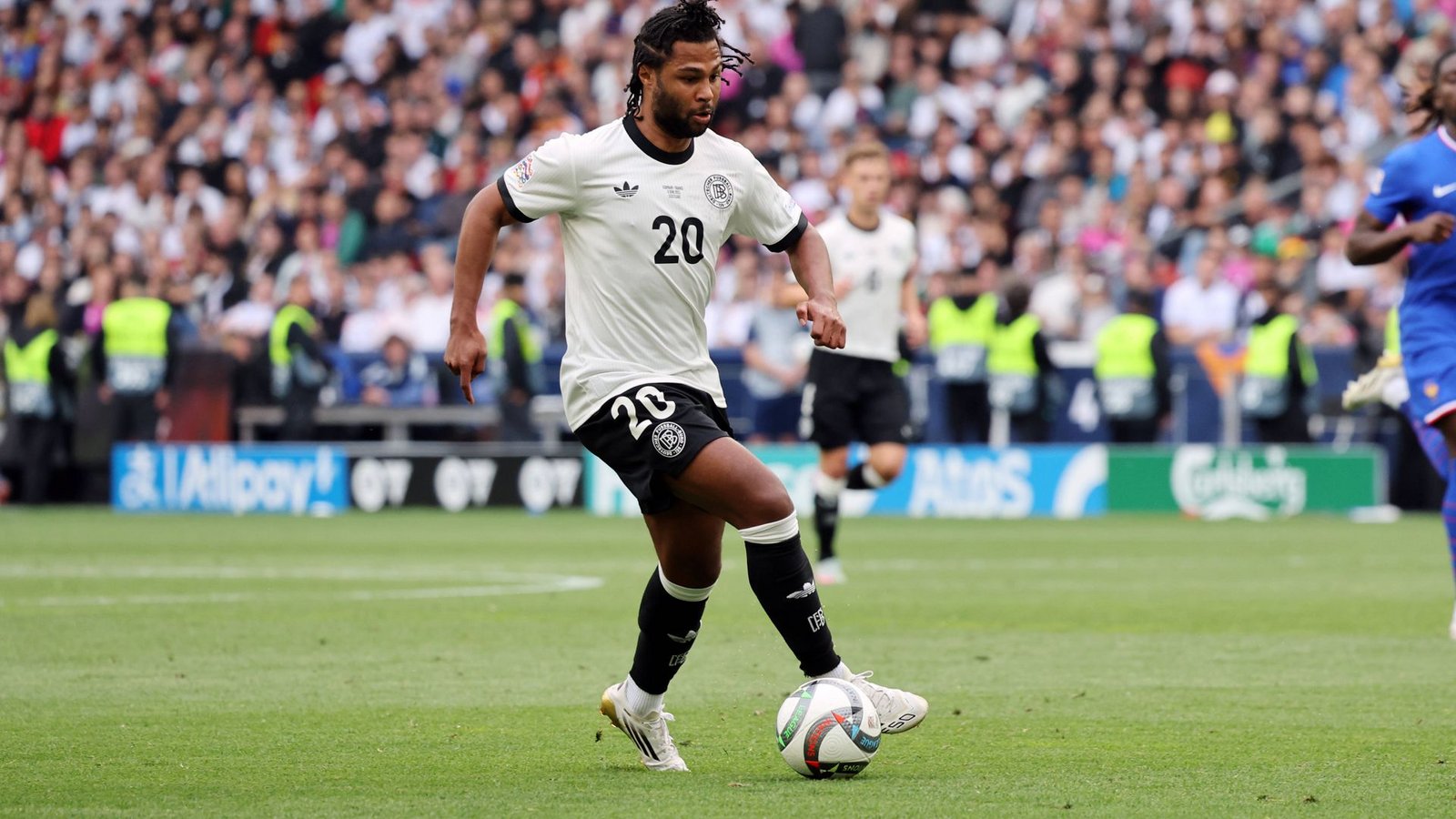 Serge Gnabry (Note 3): Mit vielen Positionswechseln in der Offensive. Und beim 2:2 blieb Serge Gnabry vor dem Schweizer Torwart Gregor Kobel ruhig (45.+2). Der Münchner war einer der Aktivposten im Spiel nach vorne. In den Schlussminuten war er jedoch nicht mehr so auffällig.Foto: IMAGO/Sportfoto Rudel