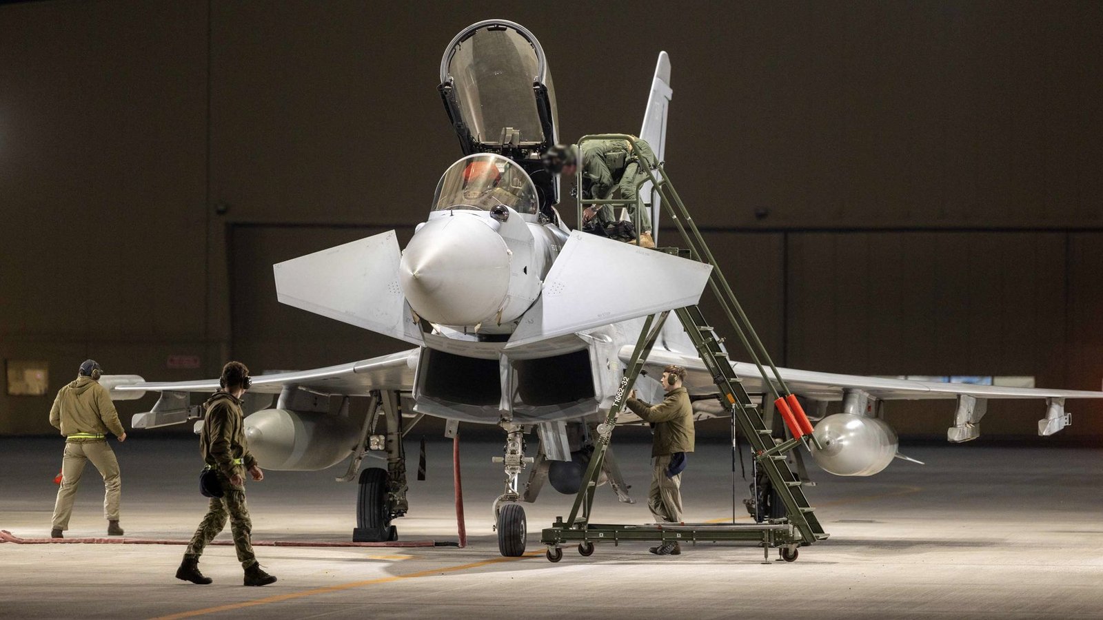 Britische Kampfjets vom Typ Typhoon beteiligen sich in den Golfstaaten an der Luftabwehr. (Archivbild)Foto: Sgt Lee Goddard/Mod Crown Copyri/PA Media/dpa Britische Kampfjets vom Typ Typhoon beteiligen sich in den Golfstaaten an der Luftabwehr. (Archivbild)Foto: Sgt Lee Goddard/Mod Crown Copyri/PA Media/dpa
