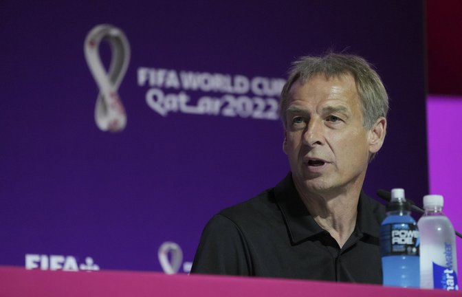 Steht nach Aussagen über die iranische Mannschaft in der Kritik: Jürgen Klinsmann.<span class='image-autor'>Foto: IMAGO/Xinhua/IMAGO/Meng Dingbo</span>