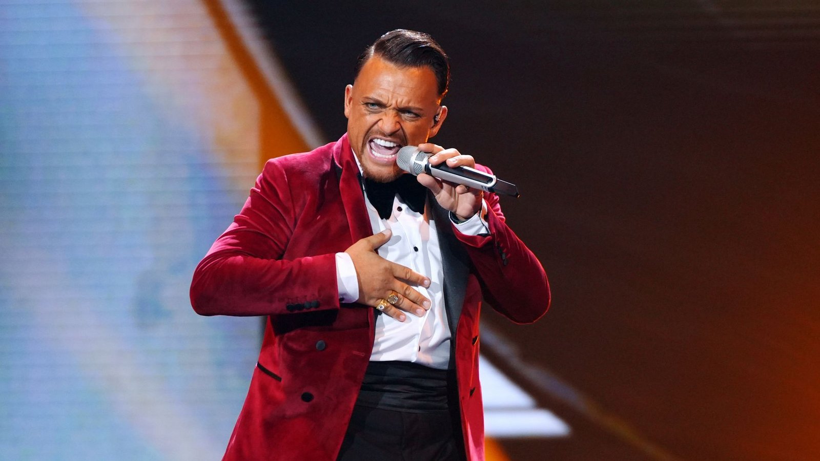Nach 16 Jahren wieder im DSDS-Finale: Menowin FröhlichFoto: Stefan Gregorowius/RTL/dpa Nach 16 Jahren wieder im DSDS-Finale: Menowin FröhlichFoto: Stefan Gregorowius/RTL/dpa