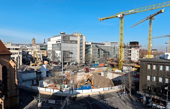 Das Wiener Büro Delugan Meissl hat das den Neubau am Leonhardsplatz konzipiert, eine tiefe Grube ist ausgehoben.<span class='image-autor'>Foto: Lichtgut/Leif Piechowski</span>