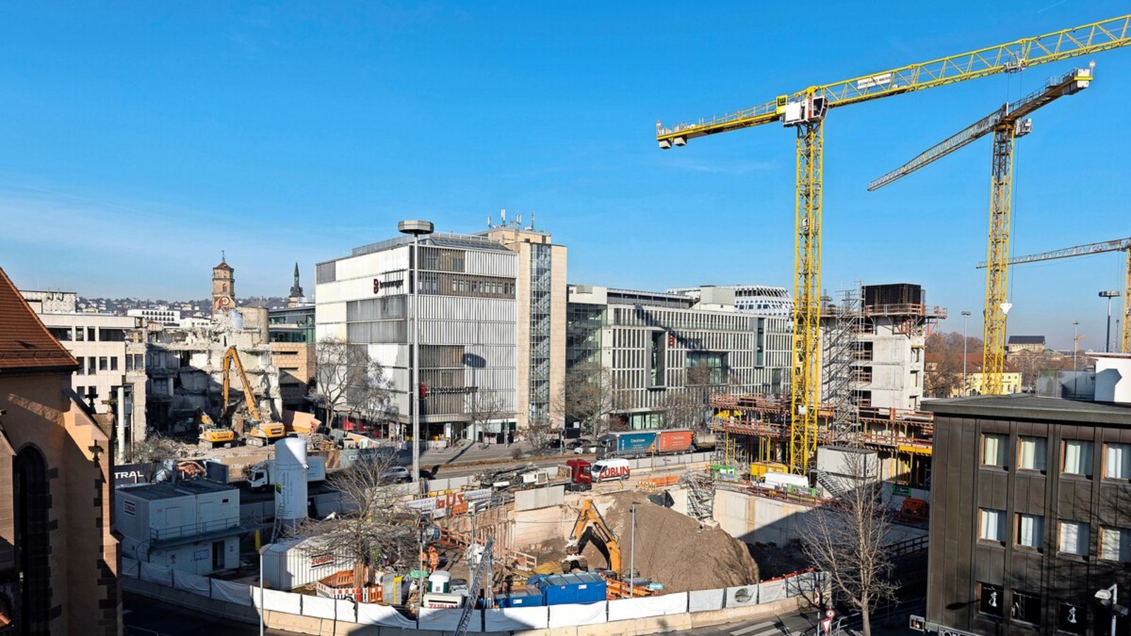 Das Wiener Büro Delugan Meissl hat das den Neubau am Leonhardsplatz konzipiert, eine tiefe Grube ist ausgehoben.Foto: Lichtgut/Leif Piechowski