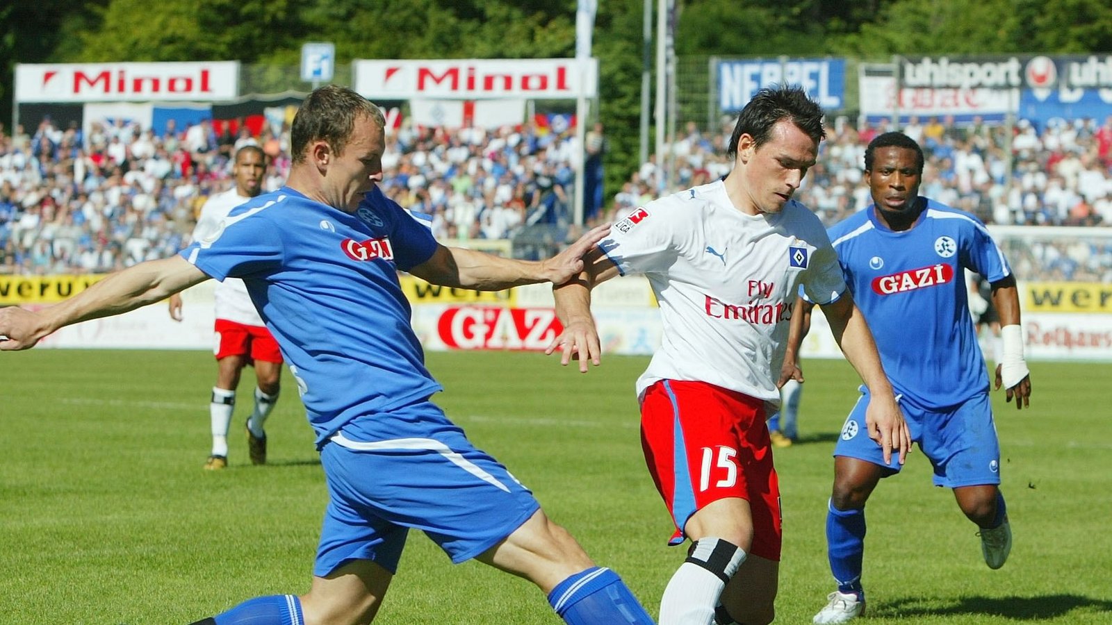 In der ersten Runde am 25. Oktober 2006 besiegten die Kickers (Sascha Benda, li. gegen Piotr Trochowski) den Hamburger SV mit 4:3 nach Verlängerung. Die Doppeltorschützen  für das Team von Trainer Robin Dutt  vor 10 500 Zuschauern hießen Recep Yildiz und Christian Okpala, der in der 96. Minute mit einem verwandelten Foulelfmeter für die Entscheidung sorgte.Foto: Baumann/Baumann